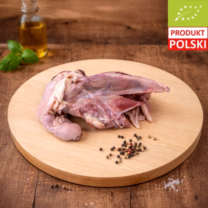 Korpus z kurczaka ekologicznego — surowy korpus drobiowy (kościec z resztą mięsa) ułożony na drewnianej desce z kolorowym pieprzem, solą gruboziarnistą, świeżą bazylią i oliwą w tle