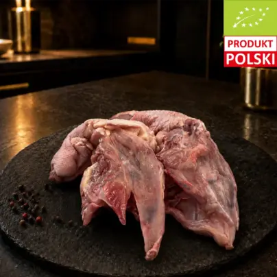 Tekst alternatywny: Surowa porcja rosołowa z kurczaka pastwiskowego na czarnej desce, podana z ziarnami pieprzu.