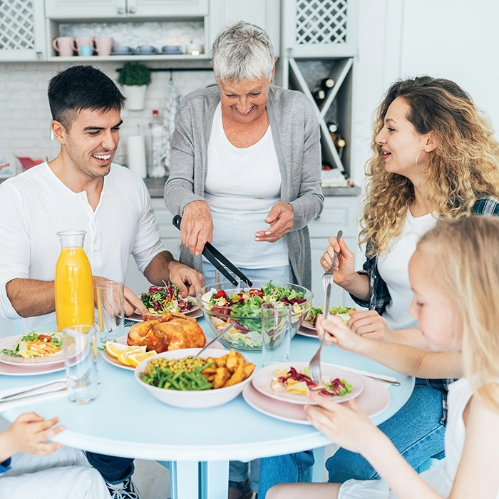 rodzina przy rodzinnym obiedzie - rosół, pomidorowa, drugie danie