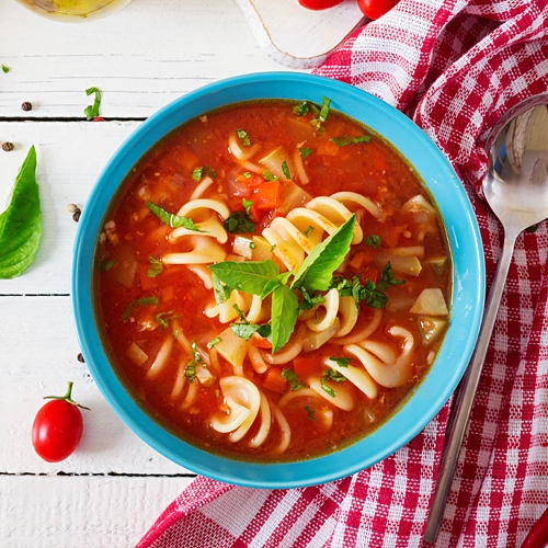 Pomidorowa na bazie rosołu – szybki obiad