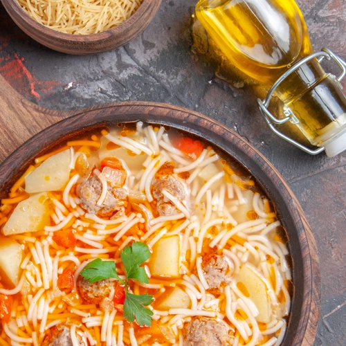 Zupa pomidorowa z makaronem nitka z mięsem na rosół