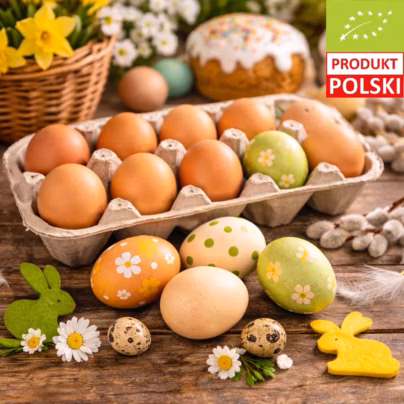 Jaja ekologiczne na Wielkanoc z dekoracjami wielkanocnymi na drewnianym stole