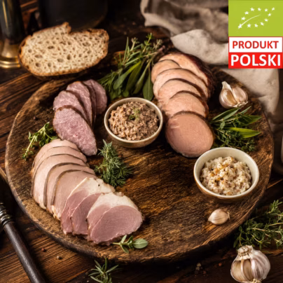 EKO box degustacyjny na drewnianej desce — plastry kiełbasy krakowskiej, piersi z kaczki i kiełbasy z gęsi, miseczki pasztetu i smalcu, chleb i świeże zioła